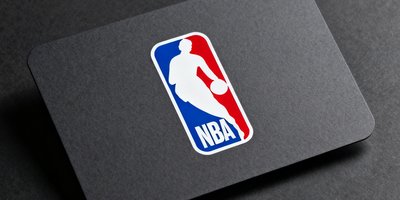 NBA官方数据合作伙伴标识,蓝红白配色的经典NBA标志置于深灰卡片上。